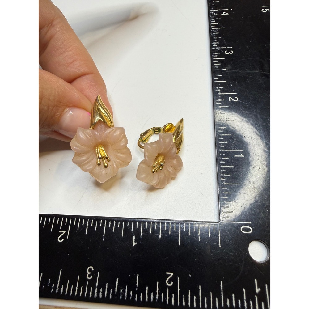 Trifari Vintage Pink Frosted Resin Flower Clip On Earrings Gold Tone‎ Floral